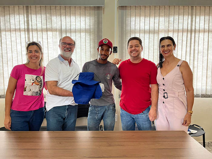 Prefeitura De Luz Entrega Novos Uniformes Para Os Servidores Municipais