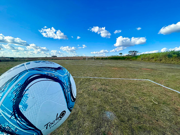 Prefeitura realiza melhorias no campo de futebol do Distrito de